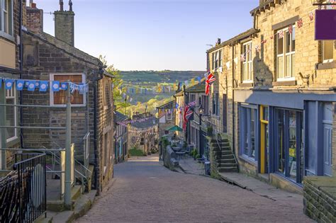 Category:Charities based in West Yorkshire .